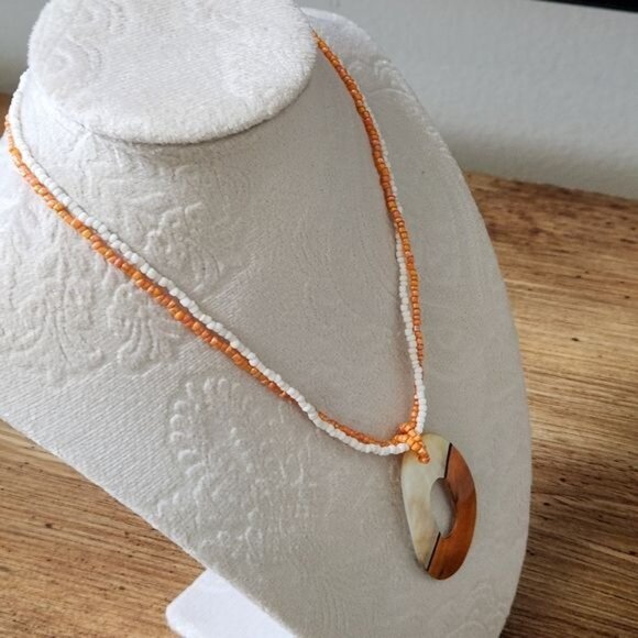 Vintage Orange white beaded necklace with mother shell pendant - Picture 4 of 9